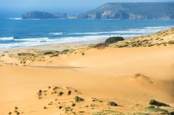La costa selvaggia di Pistis, Sardegna occidentale: mare, spiaggia e grandi dune di sabbia