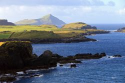 La costa selvaggia che si può ammirare intorno a Portmagee in Irlanda. La località è un punto di partenza per escursioni nelle vicine isole Skellig e su Valentia Island ...
