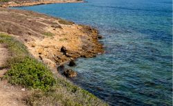 La costa selvaggia nei pressi del faro di Capo San Marco in Sardegna.