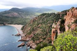 La costa spettacolare nei dintorni di Serriera in Corsica - ©  Pierre Bona - CC BY-SA 3.0, Wikipedia