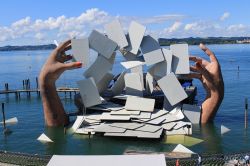 La costruzione del palco della Carmen al festival di Bregenz sul Bodensee in Austria - © RukiMedia / Shutterstock.com