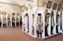 La cripta della Chiesa Madre di Gangi con i sacerdoti mummificati. Siamo in Sicilia. - © Lucky Team Studio / Shutterstock.com
