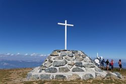 La croce in cima al comprensorio sciistico di Chamrousse, Francia - © Pierre Jean Durieu / Shutterstock.com