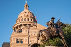 La cupola del Campidoglio di Austin con la statua di un Texas Ranger in primo piano (USA) - © Paul Brady Photography / Shutterstock.com