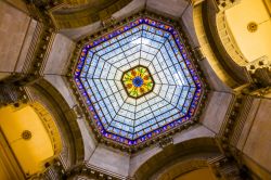 La cupola dell'Indiana State Capital di Indianapolis, Stati Uniti d'America. Questo bellissimo capolavoro in vetro è di manifattura tedesca - © Jonathan Weiss / Shutterstock.com ...