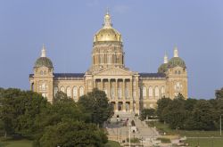 La cupola dorata del campidoglio a Des Moines, Iowa. Lo Iowa State Capitol è la sede governativa di questo stato e si trova nella capitale Des Moines; venne costruita fra il 1871 e il ...