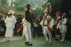 La danza della Giga, Carnevale di Rocca Grimalda - ©  Archivio del gruppo La Lachera, CC BY-SA 3.0, Wikipedia