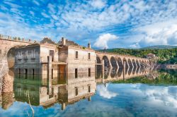 La diga del lago Omodeo in Sardegna, costruita negli anni '20 del secolo scorso.