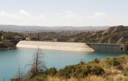 La diga del Negratin embalse in spagna, regione di Baza in Andalusia
