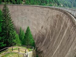 La diga di Beauregard a Valgrisenche, Valle d'Aosta. Situato a 1770 metri d'altitudine, questo invaso è alto 132 metri e ha una capacità di 70 milioni di metri cubici d'acqua. ...