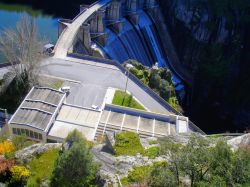 La diga di Miranda do Douro, Portogallo, vista dall'alto. E' la prima delle cinque dighe costruite lungo il corso internazionale del fiume Douro. E' alta 80 metri e lunga 263 e si ...