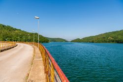 La diga e il Lago di Pietra del Pertusillo in Val d'Agri, Basilicata