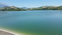 La diga ed il lago di Penne in Abruzzo.
