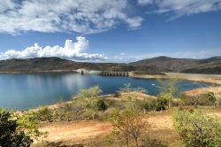 La diga Maguga sul fiume Komati a Hhohho, Swaziland, Africa. E' alta 115 metri e si trova 11 chilometri a sud di Piggs Peak. Venne costruita per fornire acqua per l'irrigazione e energia ...