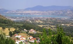 La Diga Monte Cotugno nel territorio di Senise in Basilicata - © G2, Pubblico dominio, Wikipedia