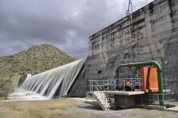 La diga Otjivero Dam  in Namibia, non lontano da Gobabis 