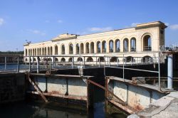 La diga Panperduto sul fiume Ticino a Somma Lombardo, Lombardia. E' uno degli snodi idraulici più importanti della regione: da qui parte delle acque del Ticino vengono deviate per ...