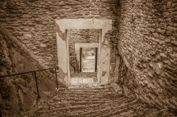 La discesa dal Castello Medievale di Roccascalegna in Abruzzo