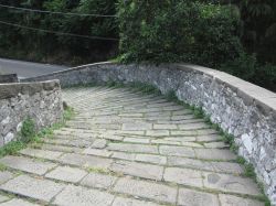 La discesa dal ponte del Diavolo di Borgo a Mozzano in Toscana