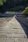 La discesa ripida dal culmine del ponte della Maddalena a Borgo Mozzano in Toscana