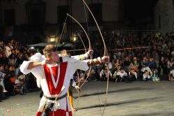 La Disfida degli Arcieri di Terra e di Corte a Fivizzano, una delle manifestazioni storiche della Lunigiana