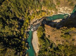 La Dora Baltea fotografa dall'alto a Montjovet, provincia di Aosta, Italia