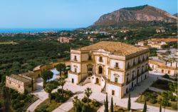 La elegante Villa Cattolica a Bagheria, sullo sfondo il promontorio di Capo Zafferano, costa nord della Sicilia