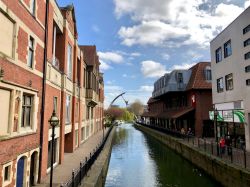 La Empowerment Sculpture nella città di Lincoln, Inghilterra. Disegnata da Stephen Broadbent e sponsorizzata dalla Siemens, quest'opera si affaccia sul fiume Witham: rappresenta due ...