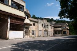 L'ex fabbrica aeronautica dell'Air Caproni a Predazzo (Emilia-Romagna) risale ai tempi di Benito Mussolini.
