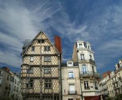 La facciata a graticcio della Casa di Adamo ad Angers, Francia - © 121186327 / Shutterstock.com