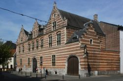 La facciata a strisce in mattoni dell'abbazia di Herkenrode a Hasselt, Fiandre (Belgio).
