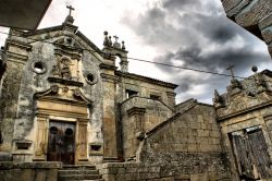 La facciata barocca del convento di Granja, Boticas, Portogallo. Sopra il portale, nel frontone triangolare, si trova la statua dedicata a Santa Barbara.


