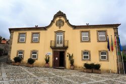 La facciata barocca del Corte Reak Manor di Linhares da Beira, Portogallo. Questo edificio del XVIII° secolo è oggi un hotel di lusso - © ribeiroantonio / Shutterstock.com