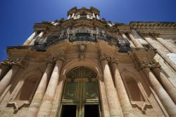 La facciata barocca della Chiesa di San GIovanni Battista a Scicli - © Angelo Giampiccolo / Shutterstock.com