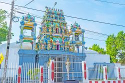 La facciata colorata del Kali Amman Temple decorata con le statue delle divinità indù. Siamo a Negombo, Sri Lanka.
