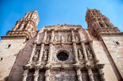 La facciata decorata della cattedrale di Zacatecas, Messico. Realizzato in pietra rossa, questo edificio di culto è invece piuttosto spoglio al suo interno. Molte opere d'arte vennero ...