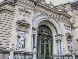 La facciata decorata dell'Art Museum di Nimes, Francia. Fondato nel 1821 e ospitato in origine nella Maison Carrée, il museo di belle arti dal 1907 ha sede in un antico palazzo in ...