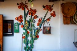 La facciata decorata di una casa tradizionale nel villaggio di Holloko, Ungheria - © GTS Productions / Shutterstock.com