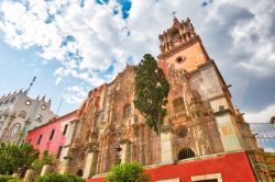 La facciata decorata di una chiesa nel cuore di Guanajuato, Messico.
