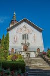 La facciata decorata di una chiesetta nei pressi di Albertville, Francia.

