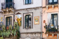 La facciata decorata di una tradizionale abitazione di Taormina, Sicilia. Il caratteristico scorcio fotografico di una casa siciliana con le sue decorazioni è solo uno dei tanti e suggestivi ...