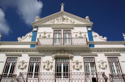 La facciata decorata in art nouveau di un palazzo di Ericeira, Portogallo.




