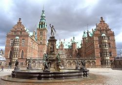 La facciata del castello di Frederiksborg a Hillerod, Danimarca. L'imponente palazzo venne ricostruito a metà del XIX° secolo dopo un devastante incendio grazie agli aiuti di ...