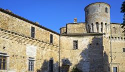 La facciata del castello di La Morra, Cuneo, Piemonte. Uno scorcio panoramico dell'antica fortificazione di questo abitato di impianto medievale che si trova in posizione panoramica verso ...