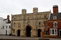 La facciata del castello di Lincoln con le torri merlate, Inghilterra.
