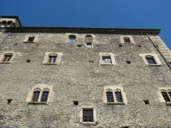 La facciata del castello medievale di Avise nei pressi di Aosta, Valle d'Aosta. Venne fatto erigere nel 1492 da Boniface d'Avise e fu a lungo in mano alla famiglia - © Route66 / ...