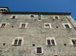 La facciata del castello medievale di Avise nei pressi di Aosta, Valle d'Aosta. Venne fatto erigere nel 1492 da Boniface d'Avise e fu a lungo in mano alla famiglia - © Route66 / ...