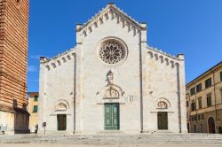 La facciata del Duomo di Pietrasanta in Toscana