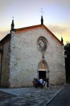 La facciata del Duomo di San Mauro Martire nel centro storico di Maniago (Friuli).
