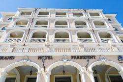 La facciata del Grand Hotel President a Olbia, Sardegna. Questo lussuoso 4 stelle sorge sul lungomare di Olbia a pochi passi dalle vie principali del centro storico - © J2R / Shutterstock.com ...